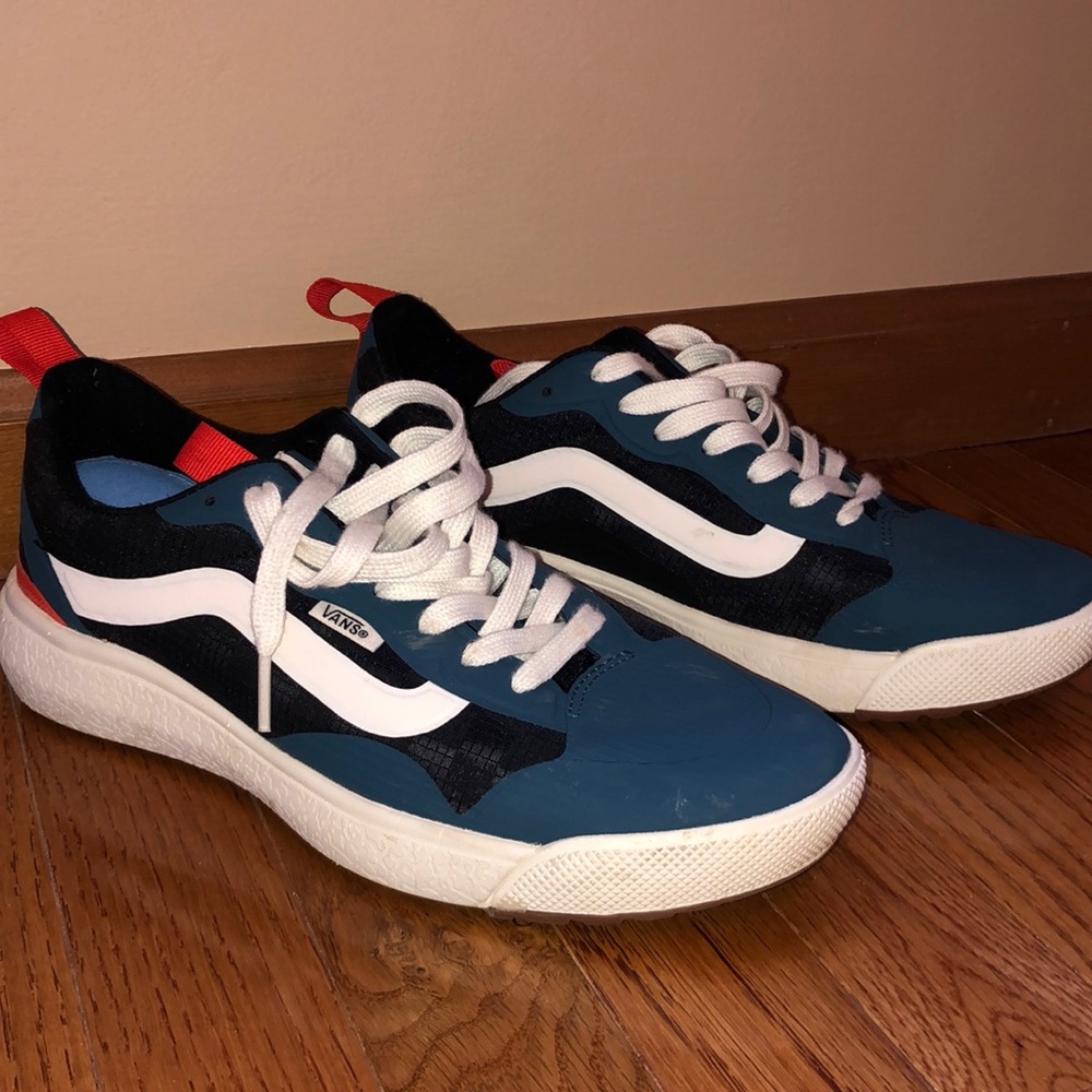 Van ultra range tennis shoes